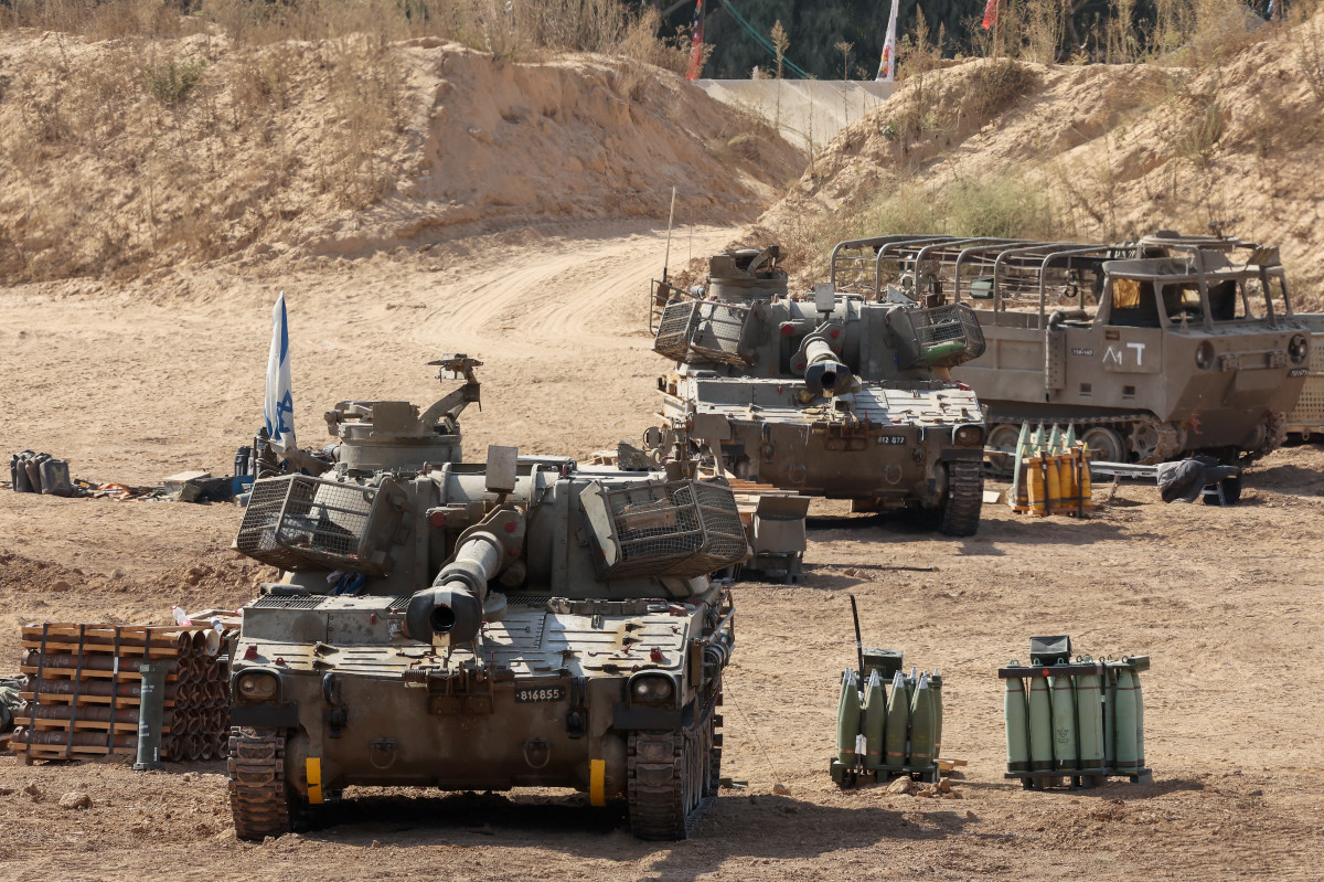 Esta foto tirada de uma posição na fronteira de Israel com a Faixa de Gaza mostra unidades de artilharia móvel israelenses posicionadas perto da cerca da fronteira com o território palestino sitiado em 17 de setembro de 2025. Israel lançou seu ataque terrestre à Cidade de Gaza antes do amanhecer de 16 de setembro, logo após a visita do Secretário de Estado dos EUA, que expressou forte apoio à ofensiva, enquanto uma investigação das Nações Unidas acusava Israel de cometer 