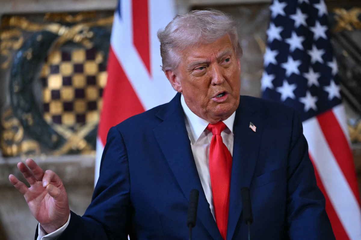 O presidente dos EUA, Donald Trump, discursa durante uma coletiva de imprensa conjunta com o primeiro-ministro britânico, Keir Starmer (não visto) após seu encontro em Chequers, em Aylesbury, região central da Inglaterra, em 18 de setembro de 2025, no segundo dia da segunda visita de Estado do presidente dos EUA. (Foto de ANDREW CABALLERO-REYNOLDS / AFP)/ AFP