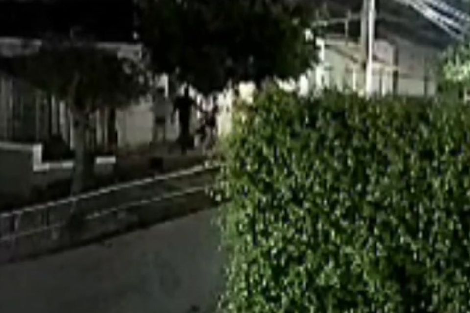 Ainda é possível ver nas filmagens os dois suspeitos fugindo do local do crime.
/Foto: Reprodução / Redes sociais