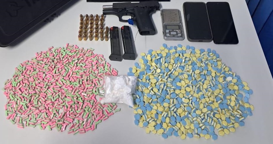 Ecstasy, arma e munições foram apreendidos no Recife /Divulgação 