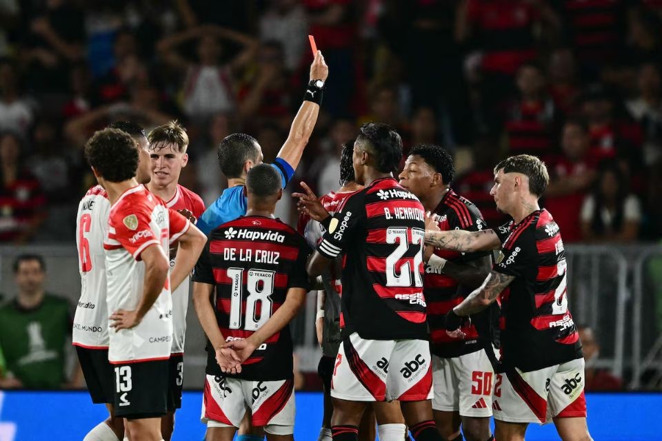 Expulsão de Gonzalo Plata na partida entre Flamengo x Estudiantes/Pablo Porciuncula/AFP