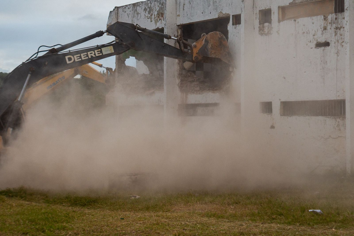 Demolição do bloco B da Penitenciária Barreto Campelo/Foto: Rafael Vieira/DP Foto