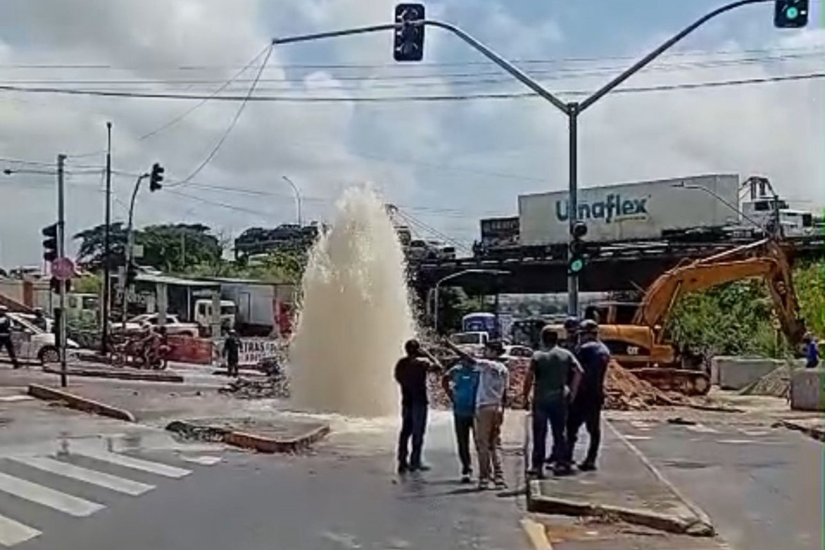 Água sendo desperdiçada após tubulação ser atingida por obra da Prefeitura do Recife (Reprodução) Água sendo desperdiçada após tubulação ser atingida por obra da Prefeitura do Recife/Reprodução