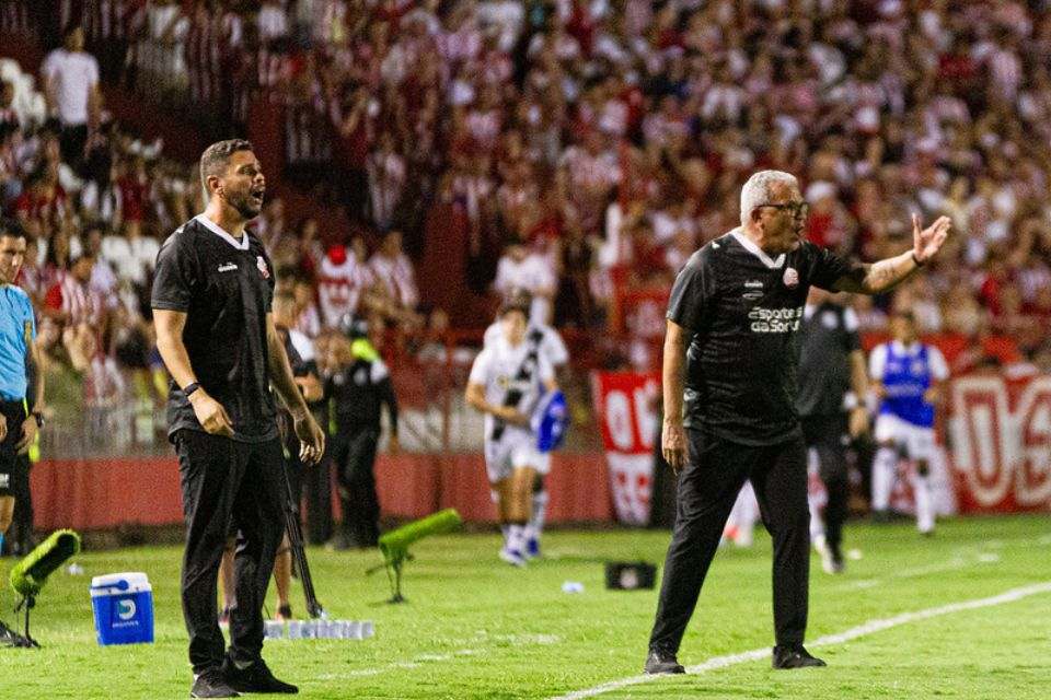 Técnico do Náutico, Hélio dos Anjos, e auxiliar Guilherme dos Anjos (Gabriel França / CNC) Técnico do Náutico, Hélio dos Anjos, e auxiliar Guilherme dos Anjos/Gabriel França / CNC