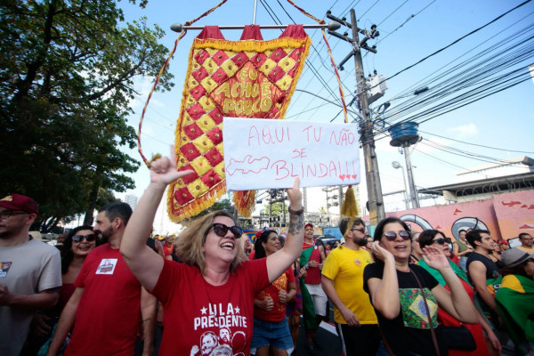 No Recife, milhares de pessoas se reúnem para protestar contra a PEC da Blindagem e a anistia aos golpistas (Crysli Viana/DP Fotos)