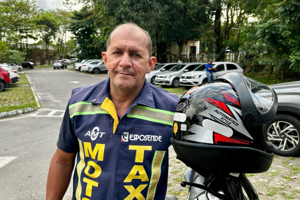 Joel Wilson Ferreira Júnior atua há mais de 20 anos como mototaxista em Camaragibe (Foto: Adelmo Lucena/DP)