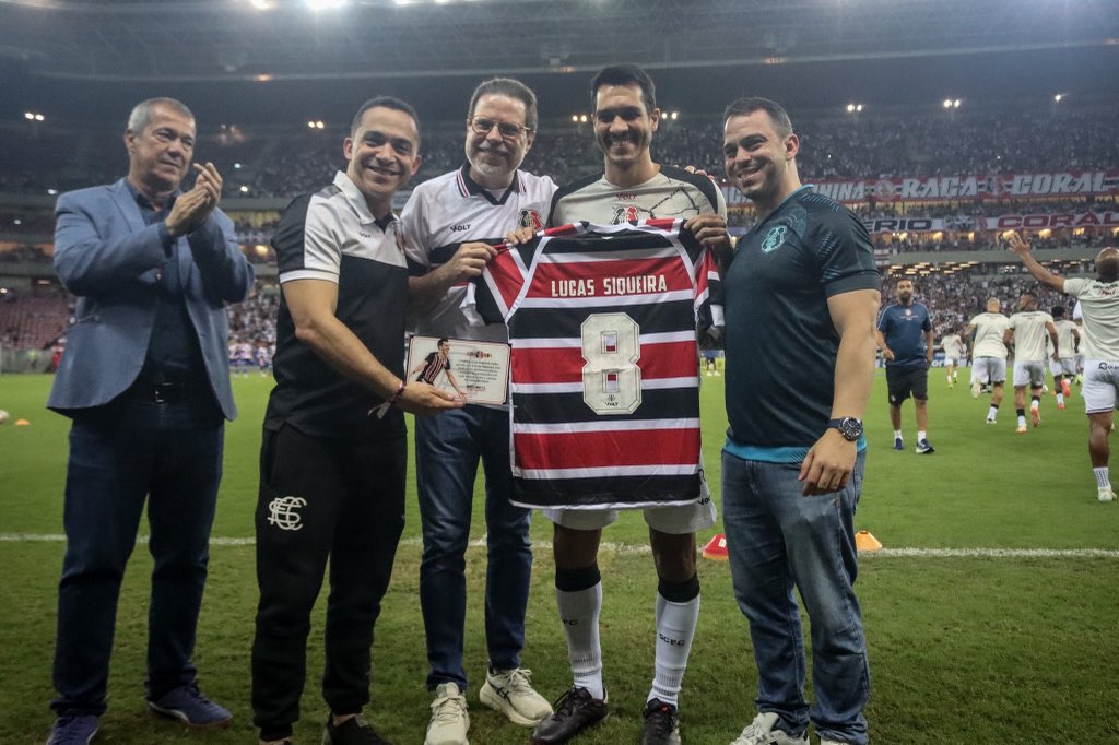 Lucas Siqueira, volante do Santa Cruz, recebeu homenagem do clube tricolor (Evelyn Victoria/SCFC) Lucas Siqueira, volante do Santa Cruz, recebeu homenagem do clube tricolor/Evelyn Victoria/SCFC