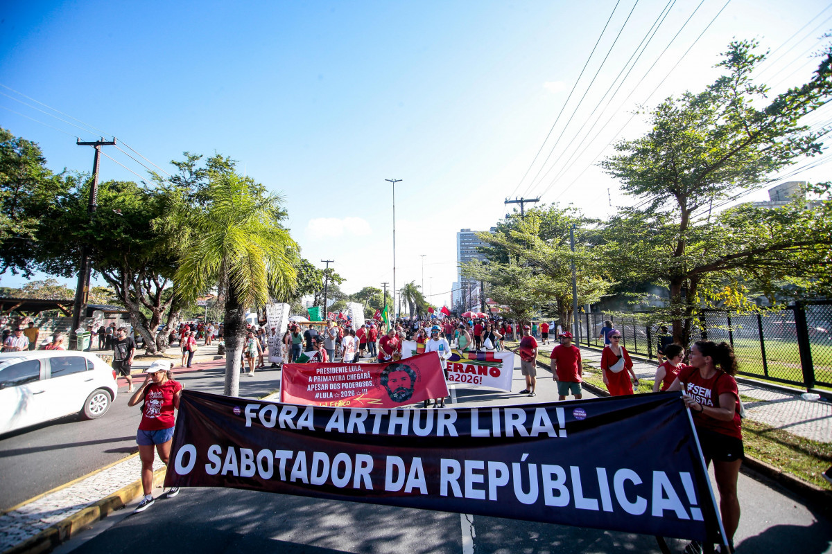 No Recife, milhares de pessoas se reúnem para protestar contra a PEC da Blindagem e a anistia aos golpistas (Crysli Viana/DP Fotos)
