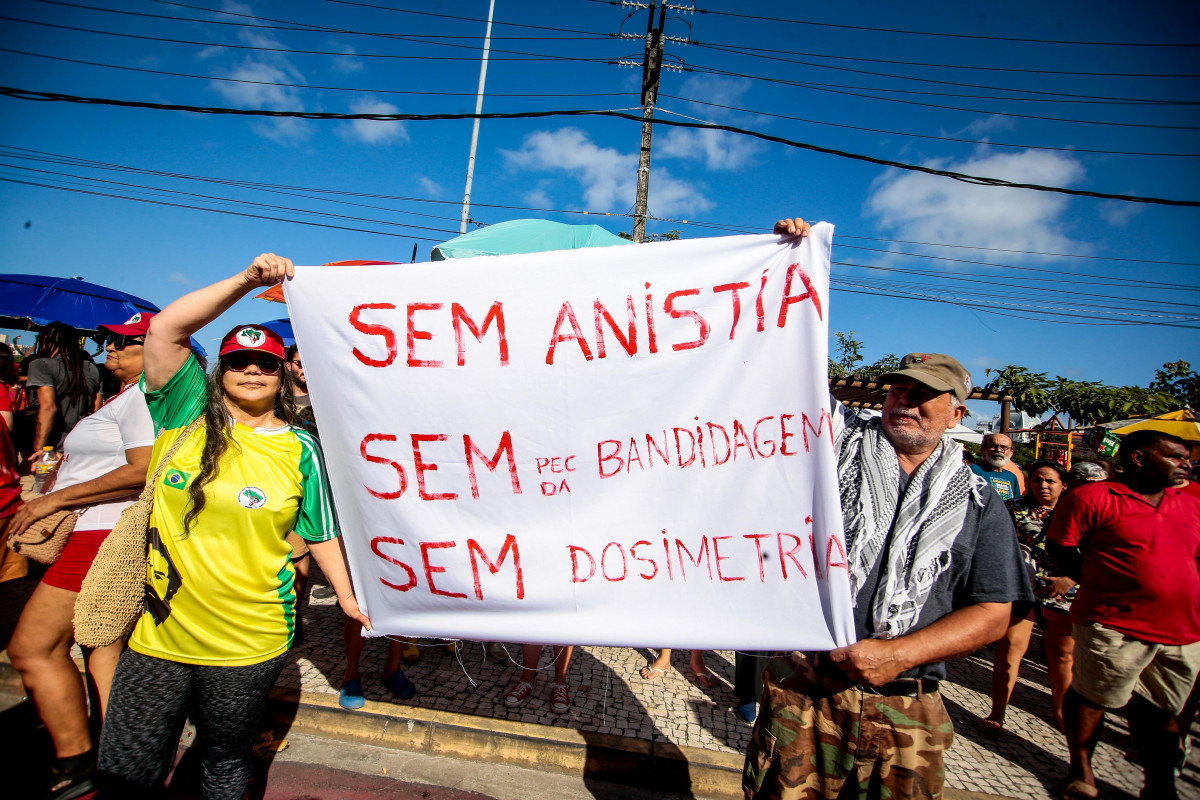 No Recife, milhares de pessoas se reúnem para protestar contra a PEC da Blindagem e a anistia aos golpistas (Crysli Viana/DP Fotos)
