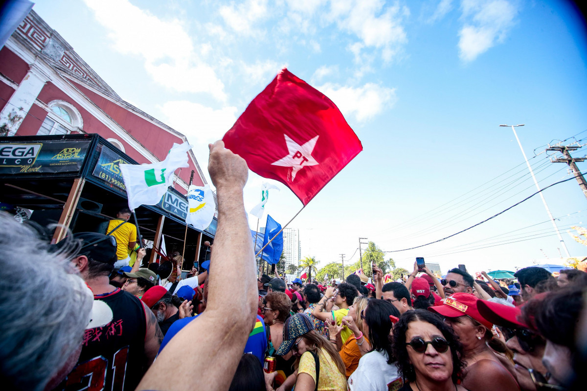 No Recife, milhares de pessoas se reúnem para protestar contra a PEC da Blindagem e a anistia aos golpistas (Crysli Viana/DP Fotos)