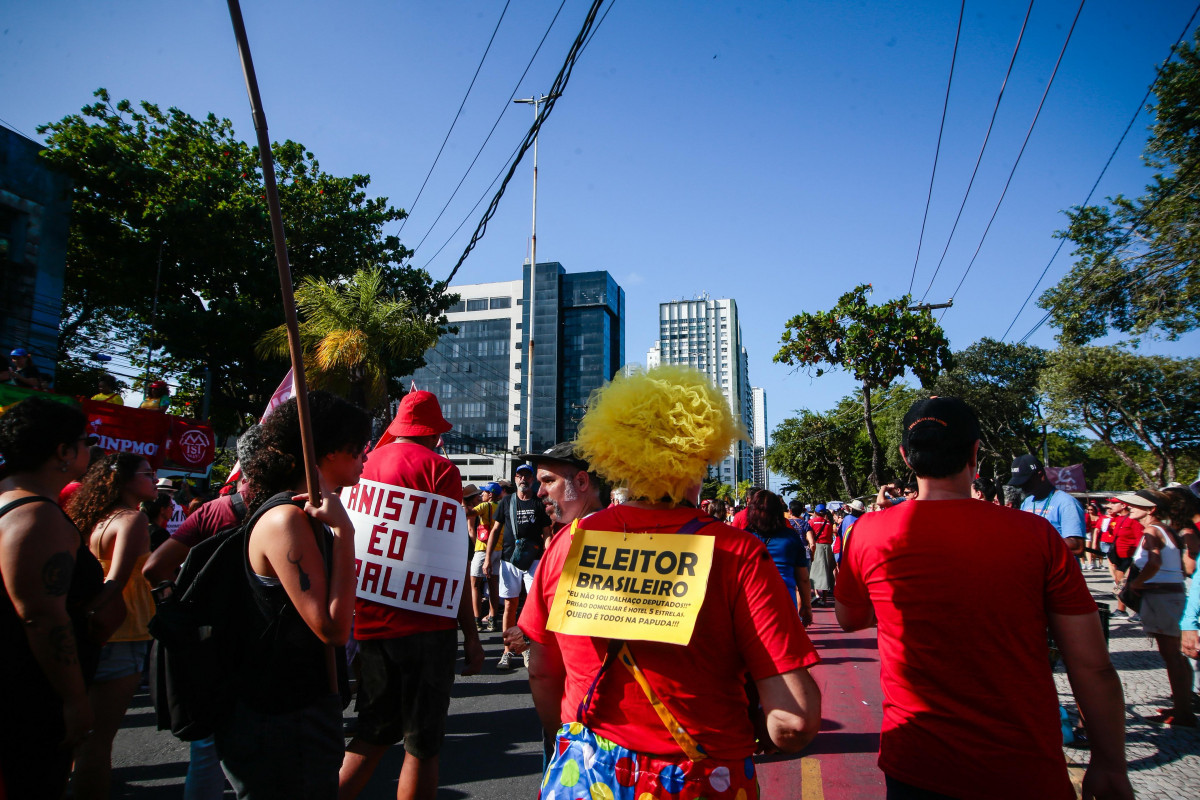No Recife, milhares de pessoas se reúnem para protestar contra a PEC da Blindagem e a anistia aos golpistas (Crysli Viana/DP Fotos)