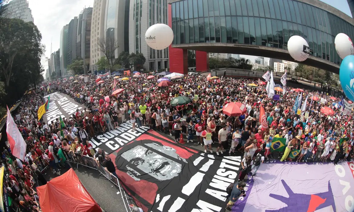 Milhares de brasileiros ocupam as capitais contra anistia e PEC da Blindagem
(Paulo Pinto/Agência Brasil) Milhares de brasileiros ocupam as capitais contra anistia e PEC da Blindagem
/Paulo Pinto/Agência Brasil