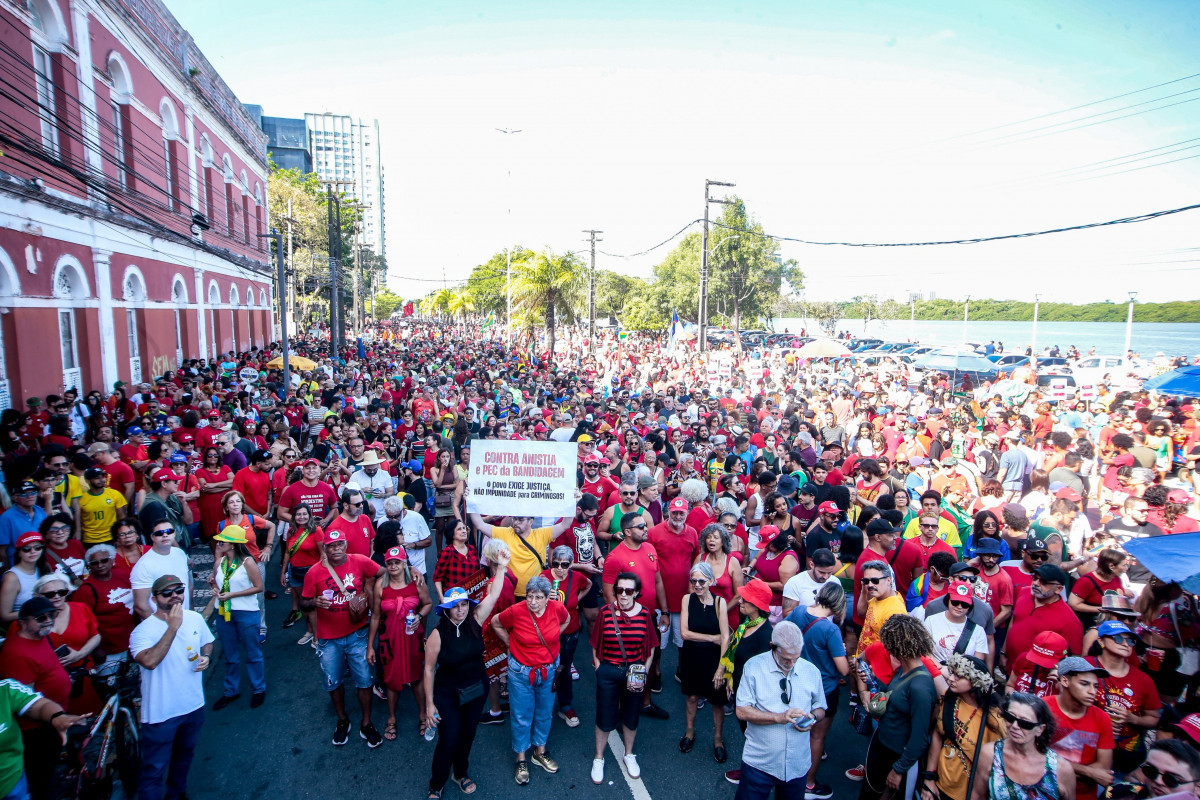 Manifestantes foram às ruas do Recife nesse domingo (21) para protestar contra o projeto de anistia e a Proposta de Emenda Constitucional (PEC) da Blindagem.
/Foto: Crysli Viana/DP Foto
