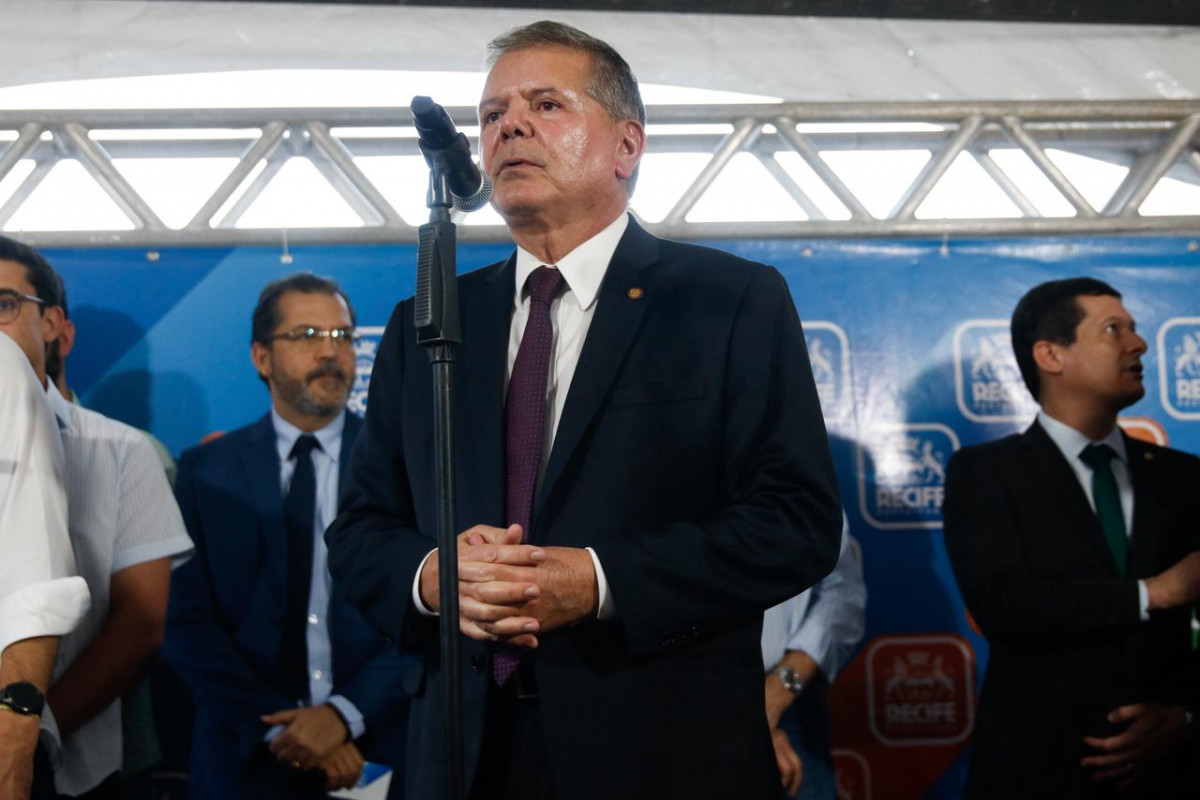Presidente do TJPE, Icardo Paes Barreto, esteve presente na entrega da Praça dezessete (Foto: Marina Torres/DP Foto)