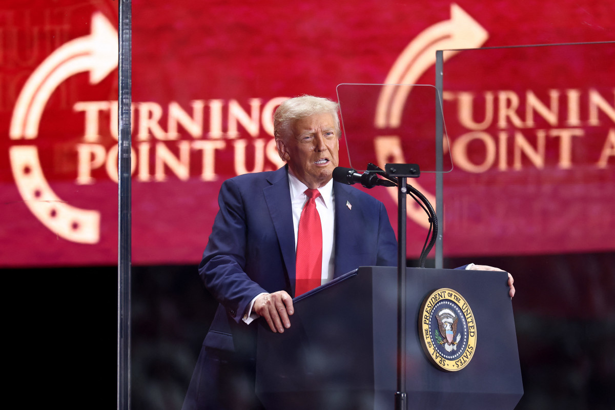 O presidente dos EUA, Donald Trump, discursa durante o serviço memorial público para o ativista de direita Charlie Kirk no Estádio State Farm em Glendale, Arizona, em 21 de setembro de 2025. (Foto de CHARLY TRIBALLEAU / AFP) ( AFP) O presidente dos EUA, Donald Trump, discursa durante o serviço memorial público para o ativista de direita Charlie Kirk no Estádio State Farm em Glendale, Arizona, em 21 de setembro de 2025. (Foto de CHARLY TRIBALLEAU / AFP)/ AFP