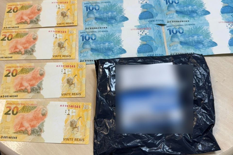 Estudante é preso com notas falsas em agência dos Correios em Paulista
(Divulgação/PF) Estudante é preso com notas falsas em agência dos Correios em Paulista
/Divulgação/PF