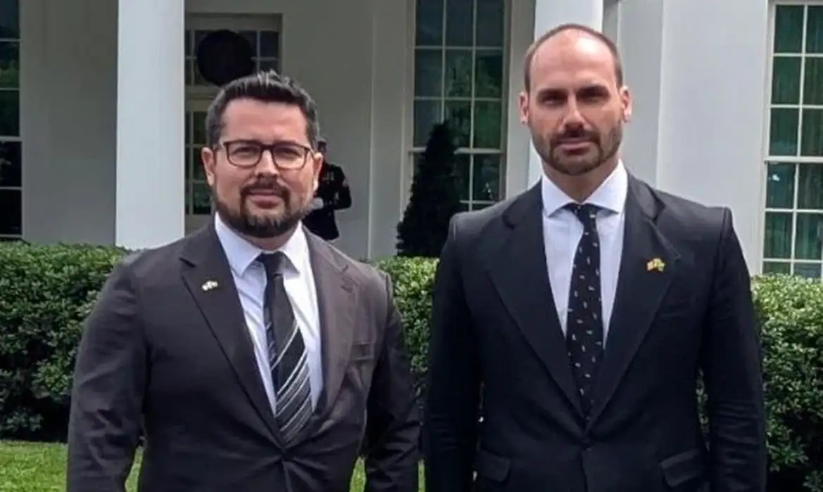 PGR denuncia Eduardo Bolsonaro e Paulo Figueiredo por coação
(Reprodução/Redes Sociais ) PGR denuncia Eduardo Bolsonaro e Paulo Figueiredo por coação
/Reprodução/Redes Sociais