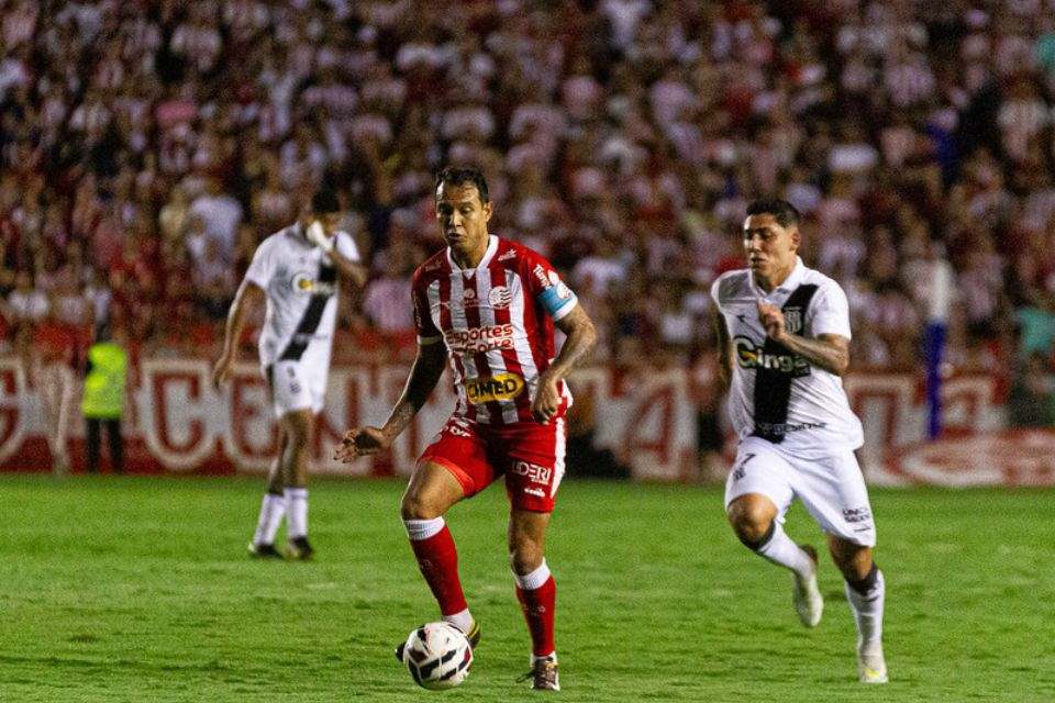 Vinícius, atacante do Náutico, em partida contra a Ponte Preta (Gabriel França / CNC) Vinícius, atacante do Náutico, em partida contra a Ponte Preta/Gabriel França / CNC