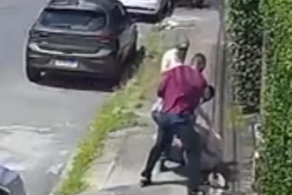 Idoso cego é agredido durante tentativa de assalto na Tamarineira
(Reprodução/TV Guararapes) Idoso cego é agredido durante tentativa de assalto na Tamarineira
/Reprodução/TV Guararapes