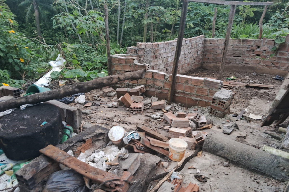 Fiscalização ambiental encerra criadouro irregular e impede abate clandestino em Itaquitinga (Divulgação) Fiscalização ambiental encerra criadouro irregular e impede abate clandestino em Itaquitinga/Divulgação