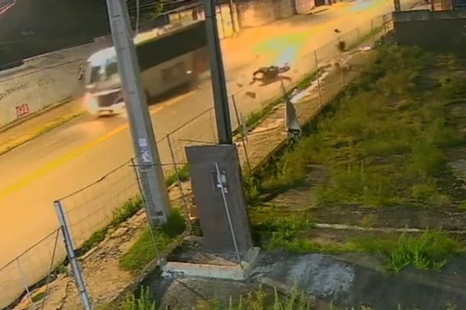 Motociclista morre após bater de frente com ônibus no Ibura 
/Reprodução/redes