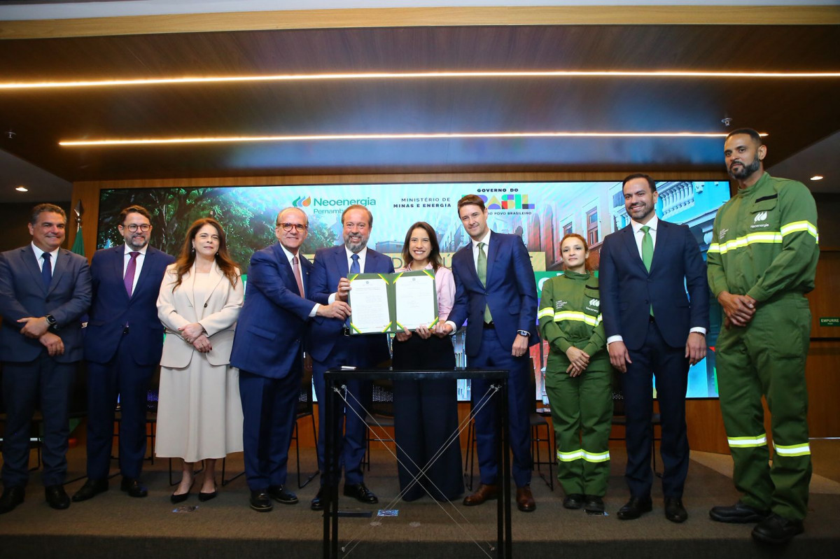 A assinatura dos termos do contrato foi realizada nesta terça-feira (23), em Brasília, pelo ministro de Minas e Energia, Alexandre Silveira, a governadora de Pernambuco, Raquel Lyra; o CEO da Neoenergia, Eduardo Capelastegui, e do diretor-presidente da Neoenergia Pernambuco, Saulo Cabral/Foto: Divulgação / MME