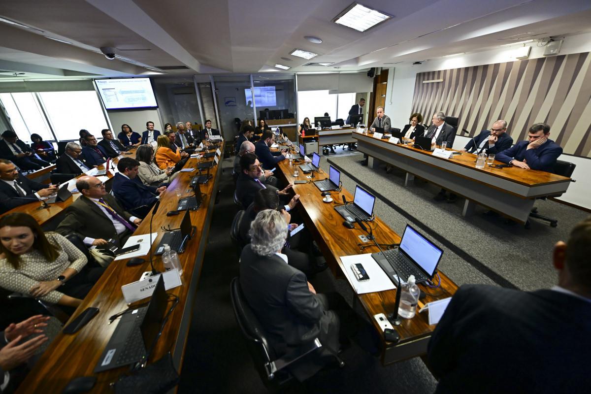 Comissão de Serviços de Infraestrutura (CI) realiza audiência pública interativa para debater os impactos da Consulta Pública ANP nº 08/2025, que trata da revisão tarifária dos gasodutos de transporte (TAG, NTS, TBG, GOM e TSB), válida para o período de 2026 a 2030.
Mesa:
presidente-executivo da Associação Brasileira das Empresas Distribuidoras de Gás Canalizado (Abegás), Marcelo Lima de Mendonça;
diretora executiva de Gás Natural do Instituto Brasileiro de Petróleo e Gás (IBP), Sylvie D'Apote;
presidente eventual da CI, senador Luis Carlos Heinze (PP-RS);
vice-presidente do Conselho de Usuários do Sistema de Transporte de Gás Natural, Adrianno Lorenzon.
Foto: Saulo Cruz/Agência Senado/Saulo Cruz/Agência Senado 