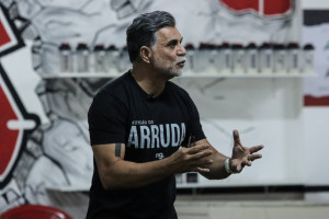 Ex-zagueiro da Sele&ccedil;&atilde;o, Ricardo Rocha &eacute; preso em aeroporto por d&iacute;vida de pens&atilde;o aliment&iacute;cia
