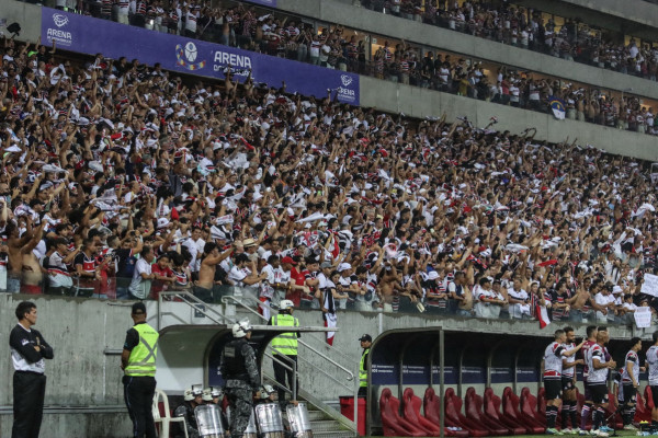 Torcida do Santa Cruz na Arena Pernambuco