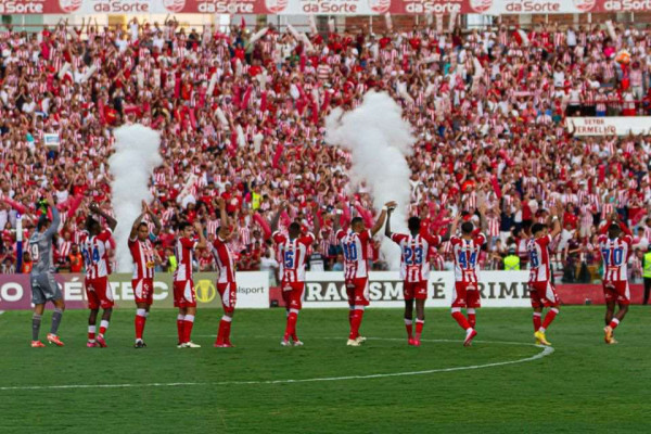 Elenco do Náutico antes de partida nos Aflitos pela Série C