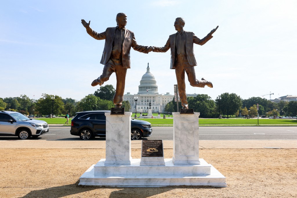 Segundo informações do jornal americano USA Today, os responsáveis pela escultura são os componentes de um grupo chamado The Secret Handshake Project - (crédito: Anna Moneymaker / AFP)/ Getty Images via AFP