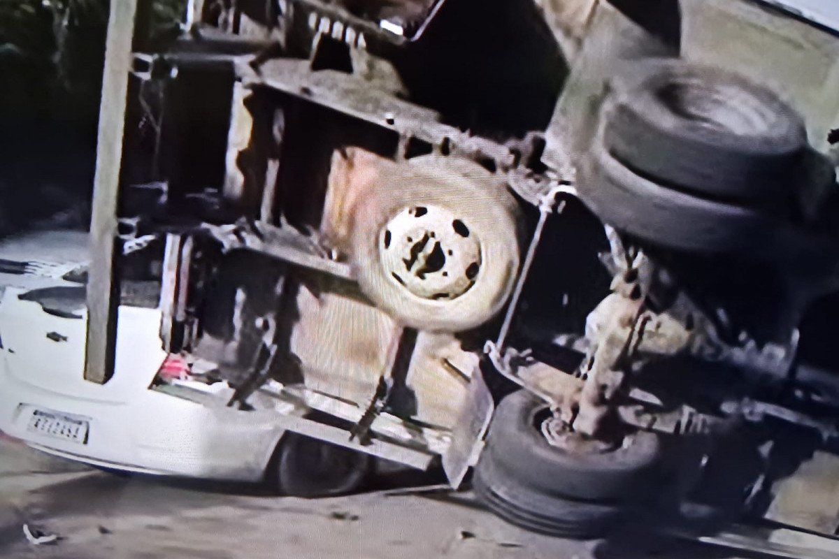 Caminhão tomba sobre carro em Jaboatão e deixa três pessoas feridas
(Reprodução/redes sociais) Caminhão tomba sobre carro em Jaboatão e deixa três pessoas feridas
/Reprodução/redes sociais
