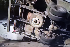 Caminhão tomba sobre carro em Jaboatão e deixa três pessoas feridas
