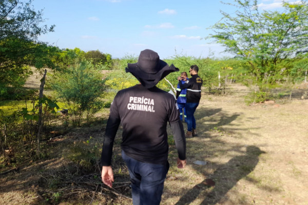 Operação da Compesa contra furto de água em Caruaru (Foto: Compesa)