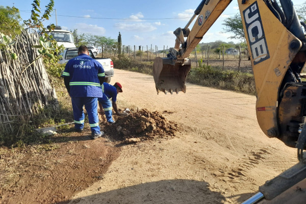 Operação da Compesa contra furto de água em Caruaru (Foto: Compesa)