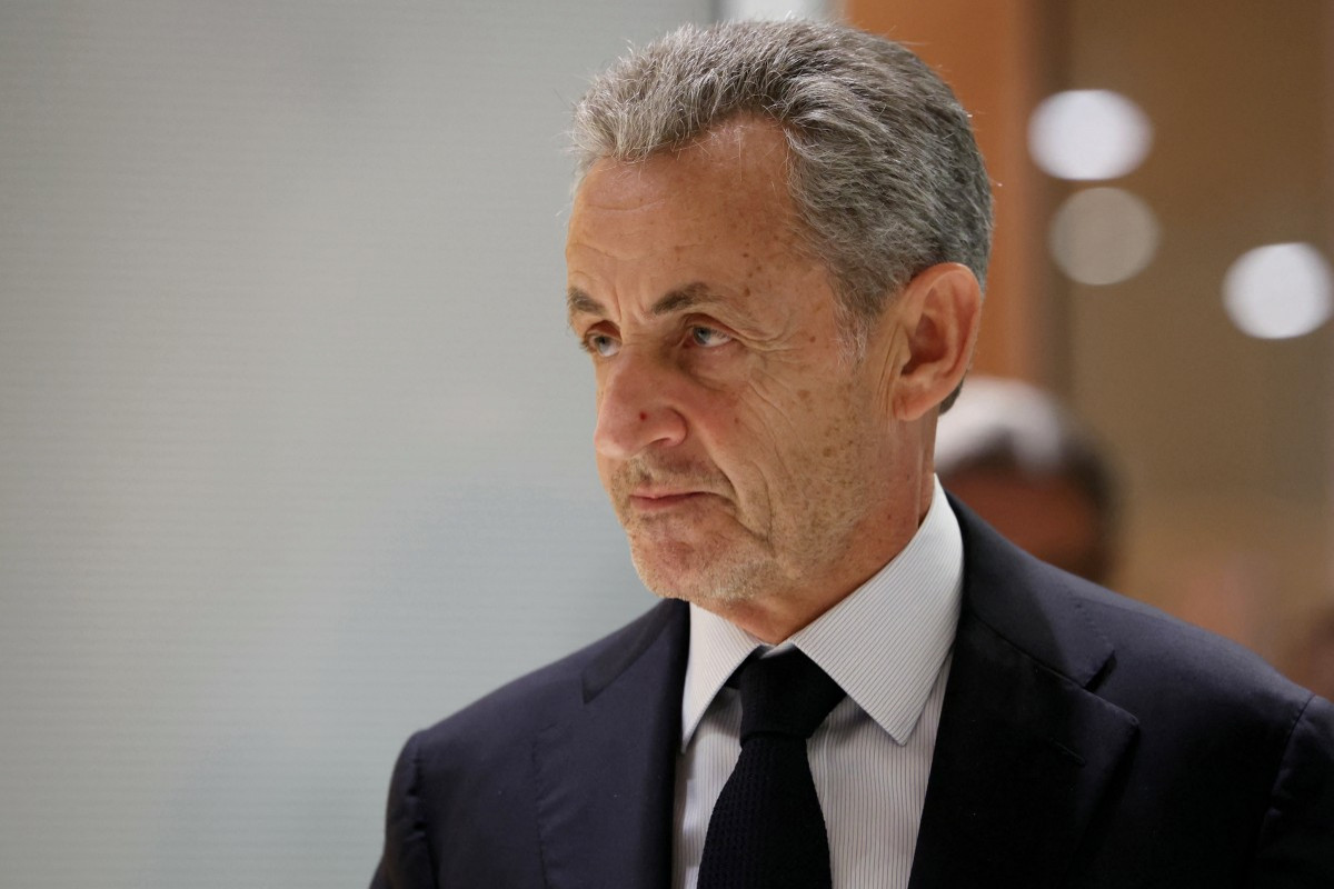 Em 25 de setembro de 2025, um tribunal de Paris condenou o ex-presidente francês Nicolas Sarkozy a cinco anos de prisão e o condenou à prisão após considerá-lo culpado de conspiração criminosa devido a acusações de que o falecido ditador líbio Muammar Kadhafi ajudou a financiar sua vitoriosa candidatura presidencial em 2007. O tribunal ordenou que Sarkozy fosse preso posteriormente, com os promotores tendo um mês para informar o ex-chefe de Estado sobre quando ele deveria ir para a prisão. (Foto de Alain JOCARD / AFP)/ AFP