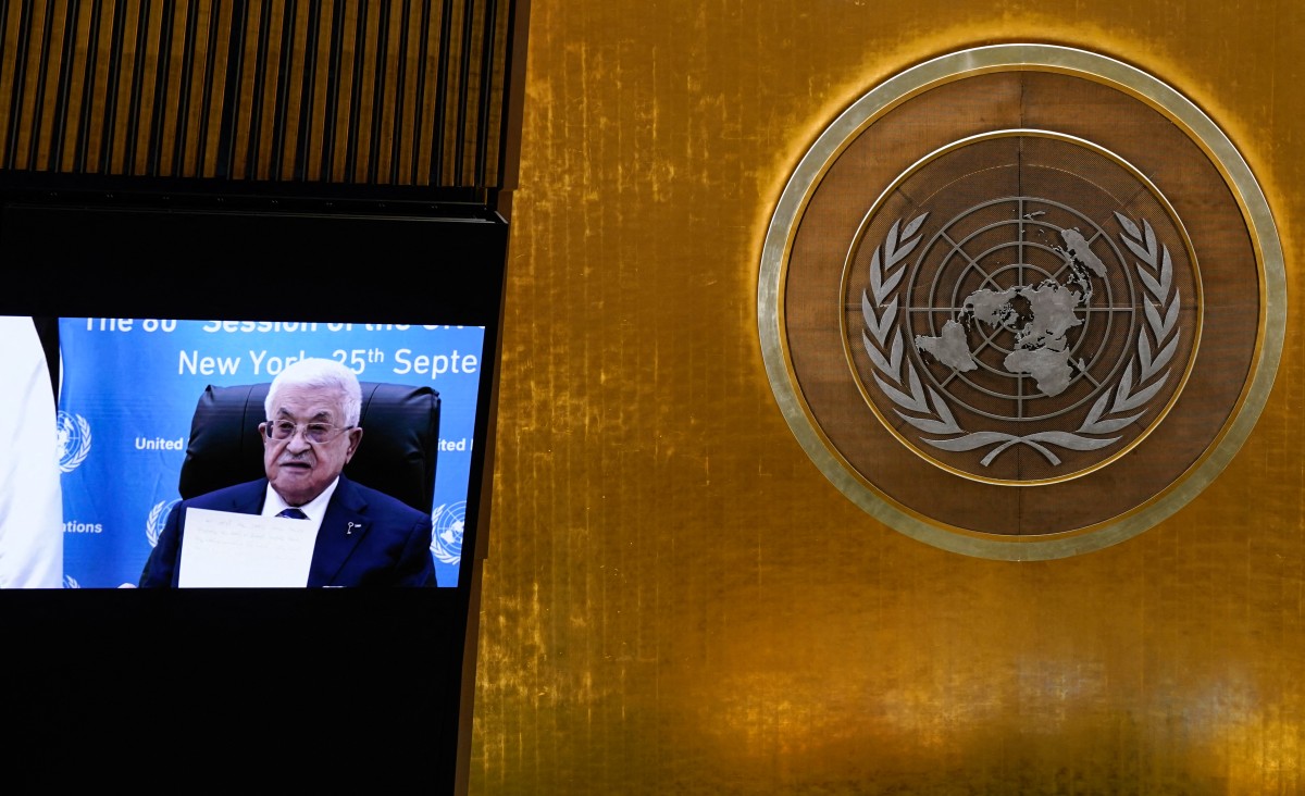 O presidente da Autoridade Palestina, Mahmud Abbas, discursa durante o debate geral da Assembleia Geral das Nações Unidas na sede da ONU em Nova York, em 25 de setembro de 2025. (Foto de TIMOTHY A. CLARY / AFP)/ AFP