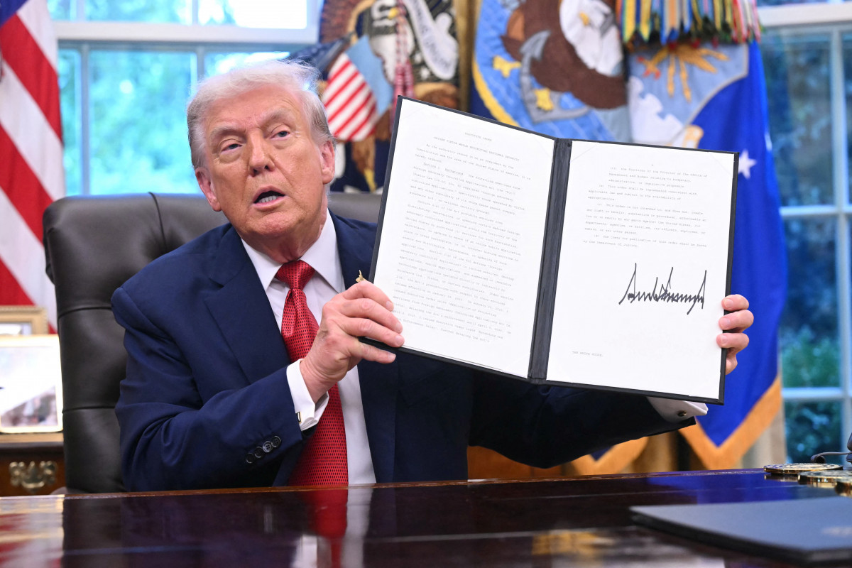 O presidente dos EUA, Donald Trump, mostra uma ordem executiva sobre o TikTok que assinou no Salão Oval da Casa Branca, em Washington, D.C./SAUL LOEB / AFP