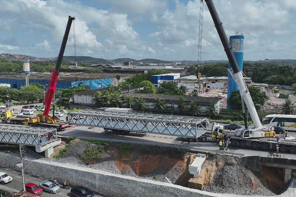 Passarela sendo içada na primeira parte da operação na BR-232/DIVULGAÇÃO/DER-PE