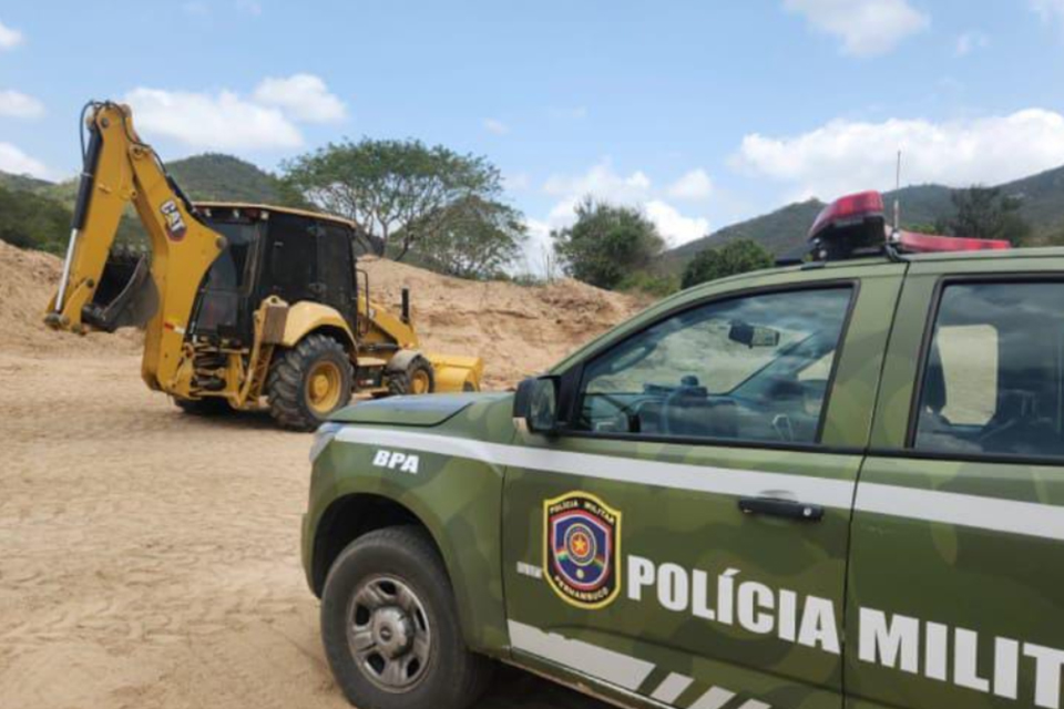 Policiais da PM Ambiental encontraram escavadeira na comunidade rural/DIVULGAÇÃO/PMPE