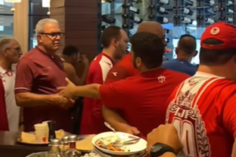 Torcida protesta em embarque do Náutico/Reprodução