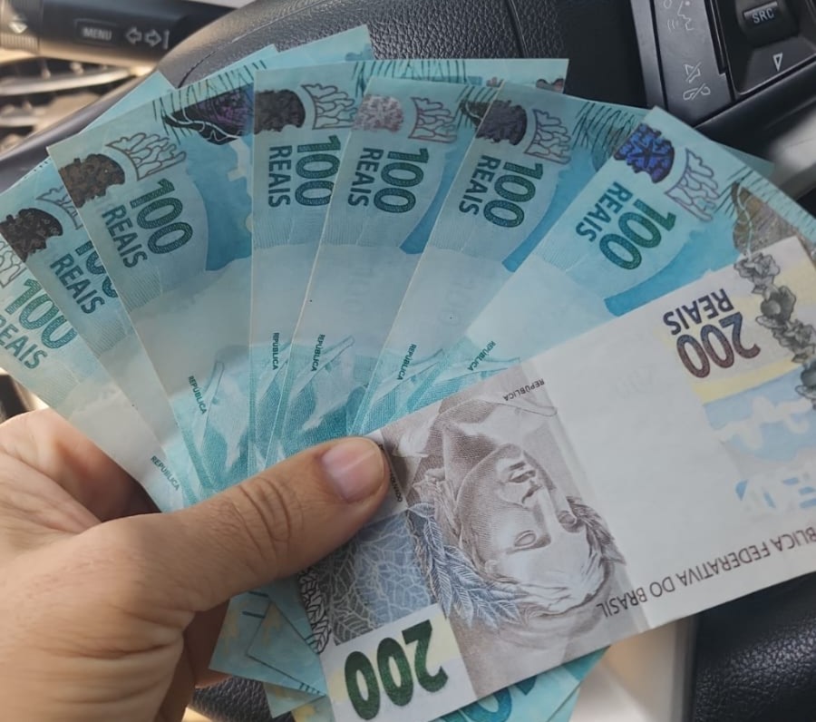 Notas falsas foram encontradas no porta-luvas do carro/Divulgação/PRF