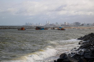 Praia de Bairro Novo, em Olinda, em dia de maré cheia