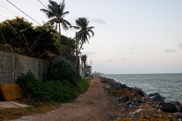 Moradores já perderam ruas e bancos de areia com avanço do mar (Foto: Marina Torres/DP Foto)