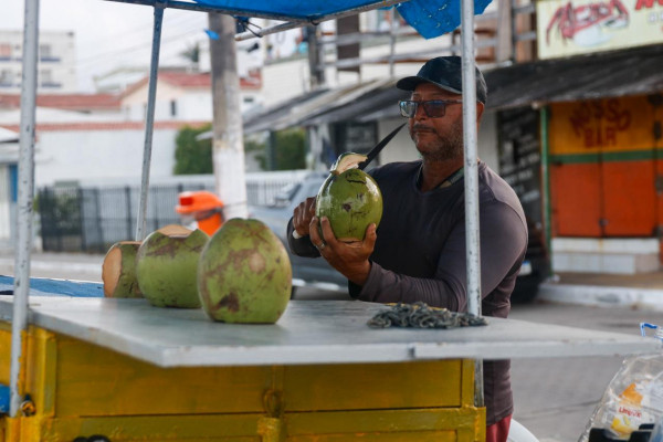 Josafá Santana acredita que ainda é necessário realizar intervenções em praias de Paulista para conter avanço do mar  (Foto: Marina Torres/DP Foto)