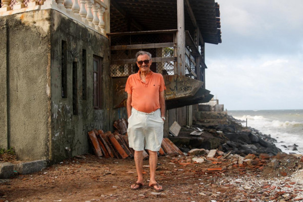 William Pinheiro mora em frente ao mar, em Olinda, e diz que viu sumiço dos bancos de areia (Foto: Marina Torres/DP Foto)