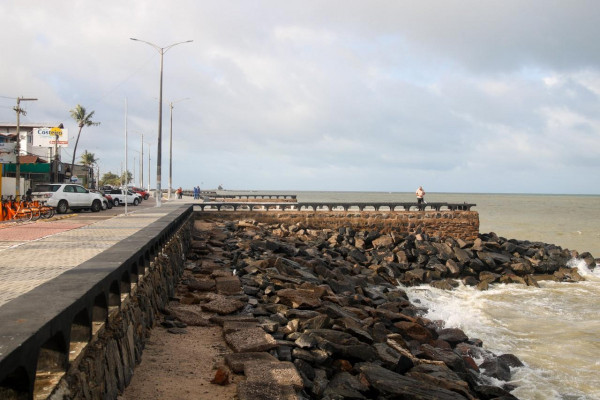 Mar avança sobre estruturas de proteção (Foto: Marina Torres/DP Foto)