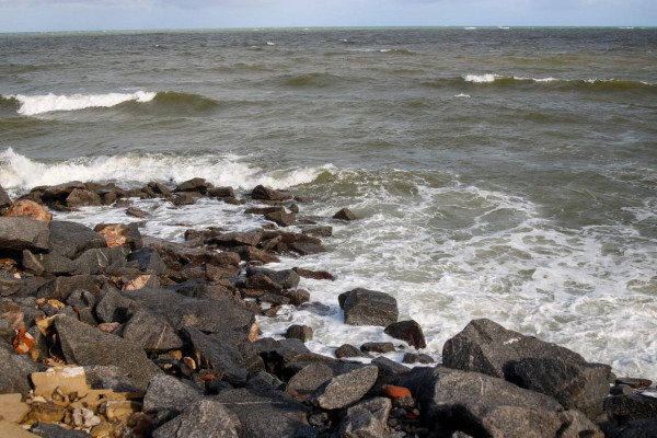 Avanço do mar é um processo que tende a continuar com mais intensidade nos próximos anos (Foto: Marina Torres/DP Foto)