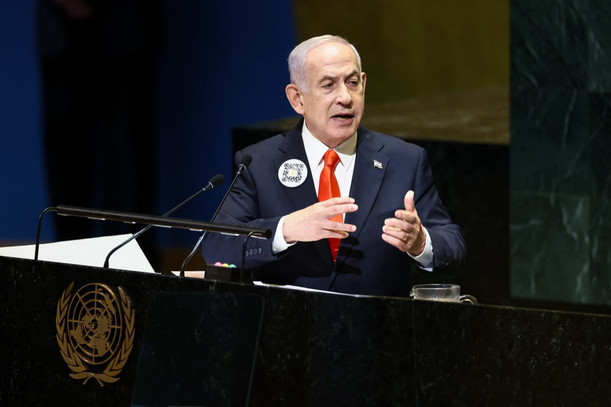 O primeiro-ministro israelense Benjamin Netanyahu discursa durante o debate geral da Assembleia Geral das Nações Unidas na sede da ONU em Nova York, em 26 de setembro de 2025. (Foto de CHARLY TRIBALLEAU / AFP)/ AFP