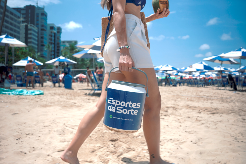 Itens que foram entregues aos barraqueiros na Praia de Boa Viagem sendo utilizados, como guarda-sol e cooler/ Divulgação/Esportes da Sorte